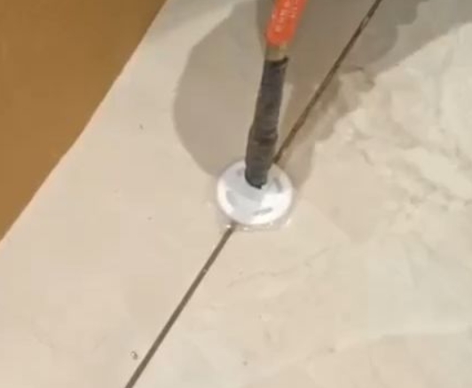 襄州瓷砖空鼓维修公司专业解答瓷砖在铺贴过程中，如果没有涂抹均匀到位的粘结材料（如水泥砂浆或瓷砖胶），可能会导致以下问题