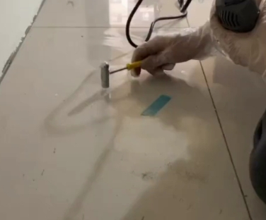 襄州瓷砖开裂维修公司专业分享瓷砖在铺贴前如果没有沥干水分，将会导致以下问题